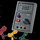 TES-1605數(shù)字接地電阻計(jì).具有量測大地電壓功能 .資料鎖定,自動關(guān)機(jī)功能：當(dāng)電表操作約三分鐘，將會自動關(guān)機(jī)，節(jié)省電源,測量電流輸出：2mA,可作精密的三極式測量，也可自行作方便簡易的二線式測量,當(dāng)輔助接地釘接地電阻過高，LCD將顯示警告,設(shè)計(jì)符合IEC1010-1安全規(guī)范 