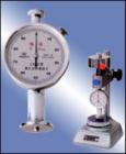 LX-C型微孔材料硬度計是測定壓縮率為50%時應(yīng)力為0.5kg/cm2以上的含有發(fā)泡濟(jì)制成的橡塑微孔材料硬度，也可用于類似硬度的其他材料，本計又可稱作Asker-C型橡膠硬度計.刻度盤值：0-100HW.壓針行程：0-2.5mm.壓針端部壓力：0.055N-8.06N.壓針球面：φ5mm
