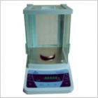 JA-2003 電子精密天平,新一代電磁式稱量傳感器，使產(chǎn)品的精度有了可靠保障。具有全自動(dòng)故障檢測，自動(dòng)校準(zhǔn)，超載保護(hù)等多種應(yīng)用程序。電源變壓器外置，減少溫度對(duì)天平稱量的影響.內(nèi)置RS232C接口，可直接連接計(jì)算機(jī)，打印機(jī)等。稱量范圍:0-200g.可讀性:1mg.稱盤尺寸:ф80mm
