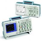 數(shù)字存儲示波器 TDS2004B 顯示： 彩色LCD ，帶寬：60 MHz；通道數(shù)量：4  ；每通道取樣速度：1.0 GS/s；記錄長度：2.5 K 點。通過前面板USB 端口支持可移動數(shù)據(jù)存儲設(shè)備