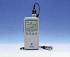 VM-82便攜式數(shù)字測(cè)振儀是VM-63測(cè)振表的改進(jìn)型，使用分離式振動(dòng)傳感器，可對(duì)微小振動(dòng)及超強(qiáng)振動(dòng)進(jìn)行測(cè)量，可測(cè)機(jī)械設(shè)備的振動(dòng)位移、速度(烈度)和加速度。它可以儲(chǔ)存1000組測(cè)點(diǎn)的數(shù)據(jù)，并能與微機(jī)進(jìn)行通訊。