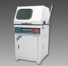 LSQ-100立式試樣切割機(jī)用于切割各種金屬、非金屬材料的樣,以便觀察材料金相、巖相組織。主軸轉(zhuǎn)速：2800轉(zhuǎn)/分鐘．砂輪片規(guī)格：350×2×32mm．最大切割直徑：100mm 
