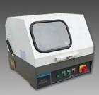 SQ-80 手動(dòng)試樣切割機(jī)用于切割各種金屬、非金屬材料的試樣，以便觀察材料金相、巖相組織。主軸轉(zhuǎn)速：2800轉(zhuǎn)/分鐘．砂輪片規(guī)格：250×2×32mm．最大切割直徑：80mm 

