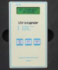 UV-int160增強型UV能量計，儀器適用： 測量UV紫外光強度，能量，溫度，波長范圍：UV 315 - 410 nm MAX:365nm，輸入功率：0 -- 5,000 mW/，測量范圍：0 -- 2,000 mW/cm2，顯示范圍：0 -- 36,000 mJ/cm2，能量顯示： 2×16位LCD液晶，測量精度：± 5 % ，測量溫度：0--115°C 

