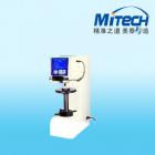 HBS-3000型數(shù)顯布氏硬度計 
HBS-3000數(shù)顯布氏硬度計是新開發(fā)的，具有國內(nèi)先進(jìn)水平的新一代布氏硬度計。適用于黑色金屬，有色金屬的布氏硬度測定。本機采用電子自動加荷，計算機軟件編程，高倍率光學(xué)測量，光電傳感等系統(tǒng)。各項操作過程和試驗結(jié)果的數(shù)據(jù)均可在LTD大屏幕顯示，試驗結(jié)果的數(shù)據(jù)可通過打印機輸出。本機適用于各類生產(chǎn)加工企業(yè)、大專院校、科研機械的試驗室。

