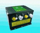 斯萊德SL-007A高壓電源供應器電壓的大小分為：4.6KV、5.6KV、7.0KV三種，可提供4組高壓電源輸出供離子風槍、離子風咀、離子風蛇、離子棒等使用，可方便的根據(jù)標識和安裝說明進行連接靜電消除器，斯萊德高壓電源供應器具有短路保護功能，安全、方便。 
